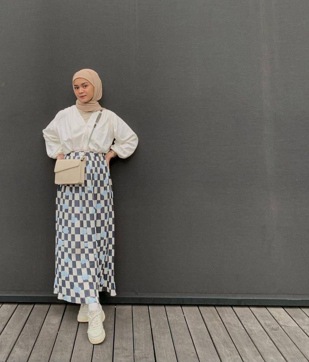 inspirasi padu padan white top ala Yure Zalina (instagram.com/yurezalina)