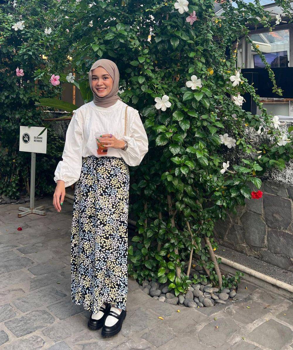 inspirasi padu padan white top ala Yure Zalina (instagram.com/yurezalina)