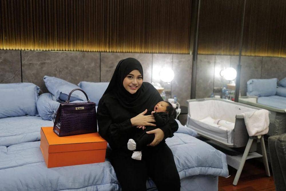Aurel Hermansyah dan buah hati (instagram.com/aurelie.hermansyah)