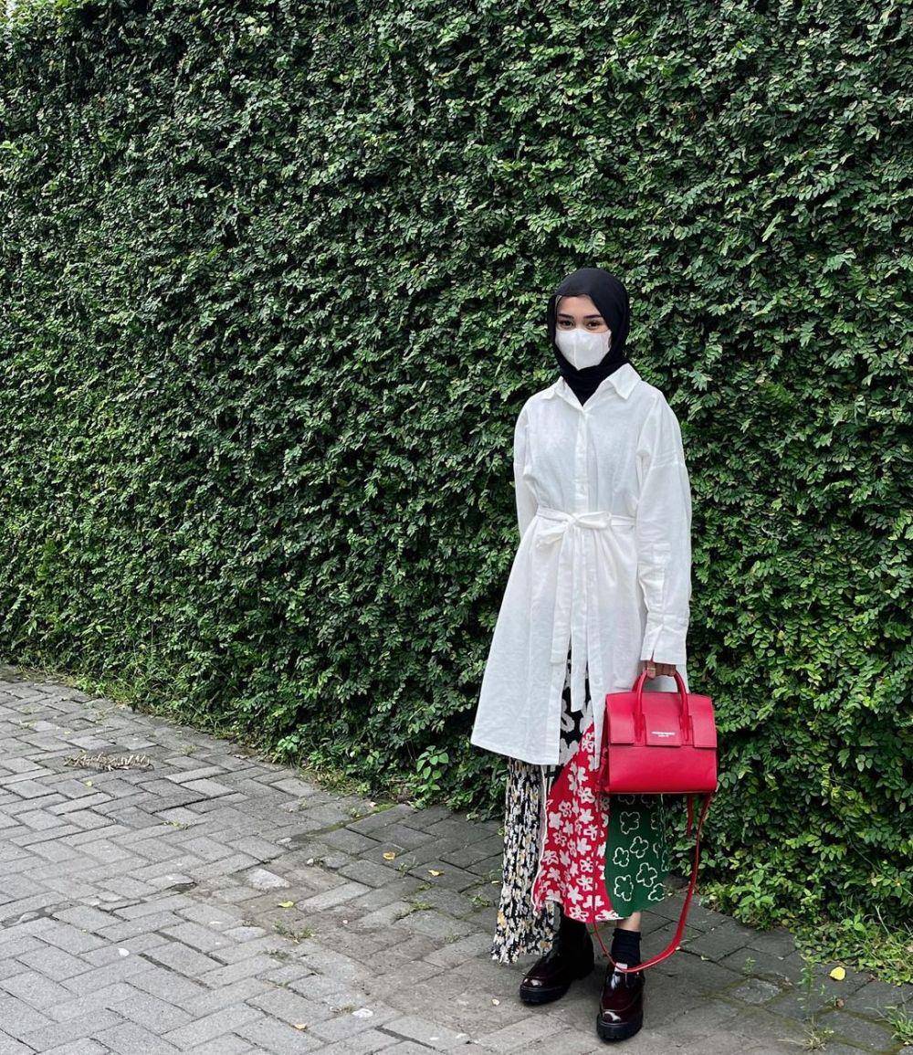 inspirasi padu padan white top ala Yure Zalina (instagram.com/yurezalina)