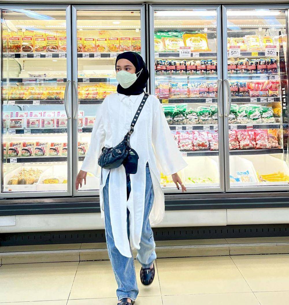 inspirasi padu padan white top ala Yure Zalina (instagram.com/yurezalina)