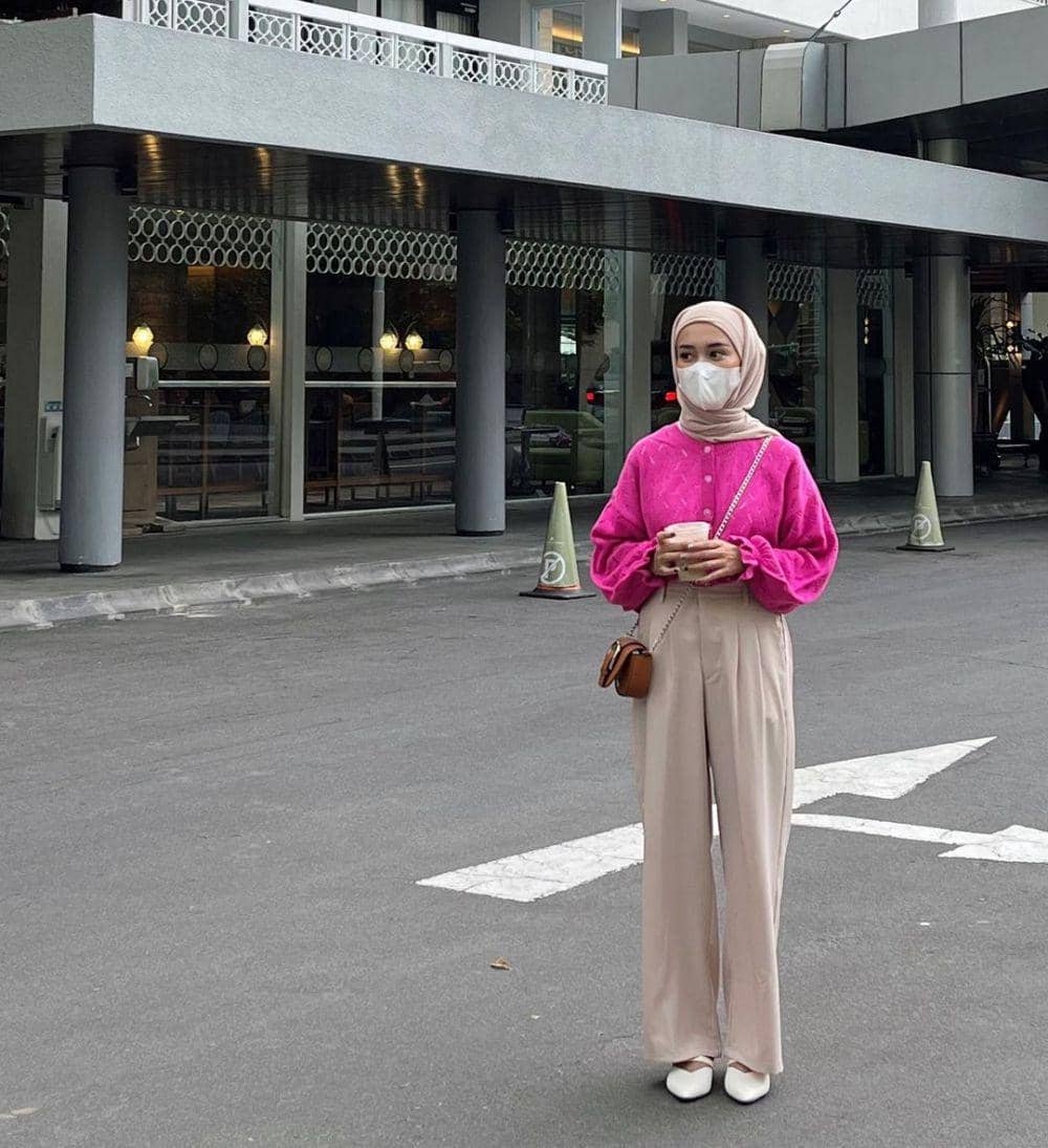 inspirasi ootd dengan outfit berwarna candy pink (instagram.com/yurezalina)