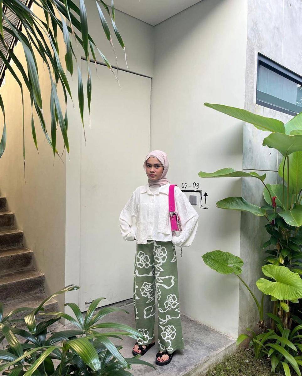 inspirasi padu padan white top ala Yure Zalina (instagram.com/yurezalina)