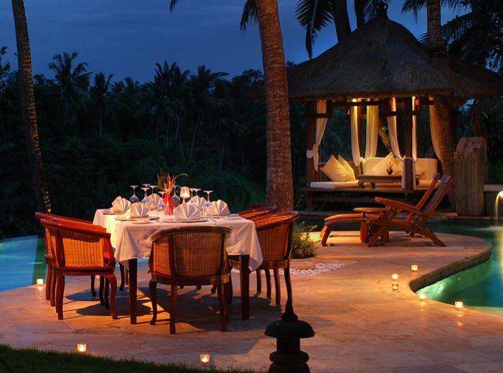 Candle light dinner tepi kolam di Cascades Restaurant. (instagram.com/ viceroybali)