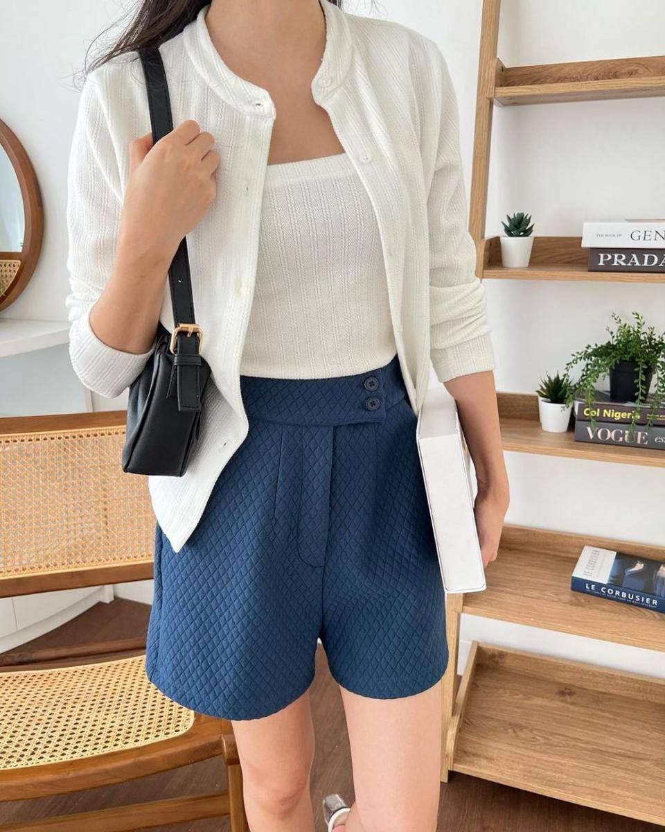 Short Pants Cotton Emboss dari Kadaka Official (instagram.com/kadakaofficial)