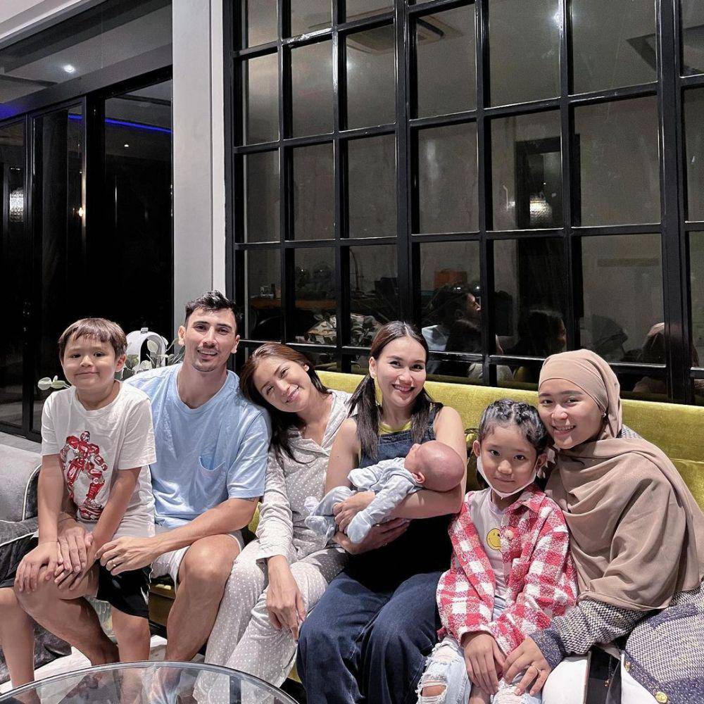 potret Ayu Ting Ting jenguk baby Don (instagram.com/inijedar)