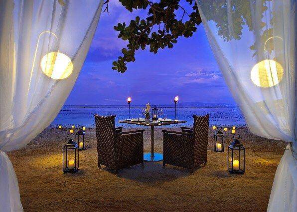 Dinner menghadap laut di Arwana Restaurant. (instagram.com/ arwanarestaurantbali)