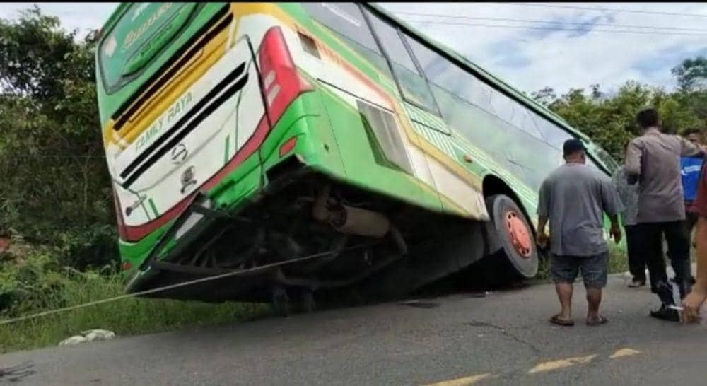 Bus yang ditumpangi 54 calon jamaah haji di Jambi terperosok ke dalam parit.