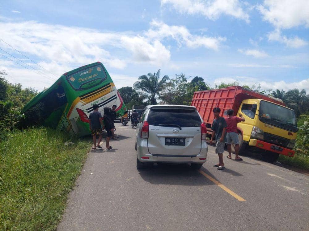 Bus yang ditumpangi 54 calon jamaah haji di Jambi kecelakaan.