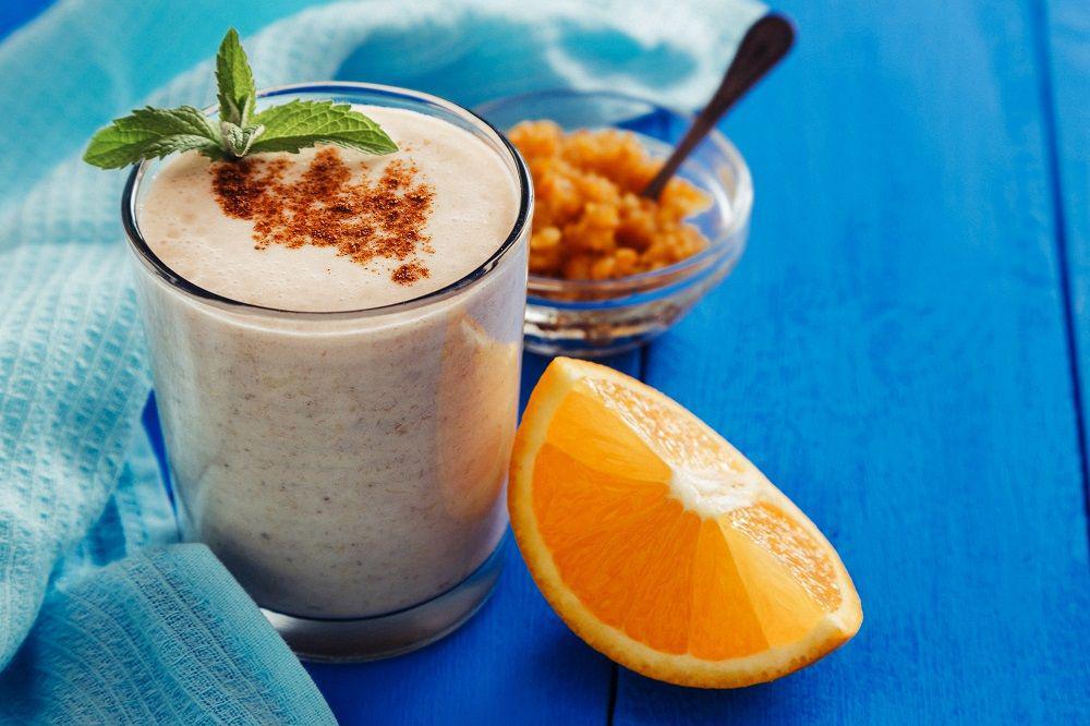 ilustrasi orange, cinnamon, and almond milk smoothie (unsplash.com/Elena Leya)