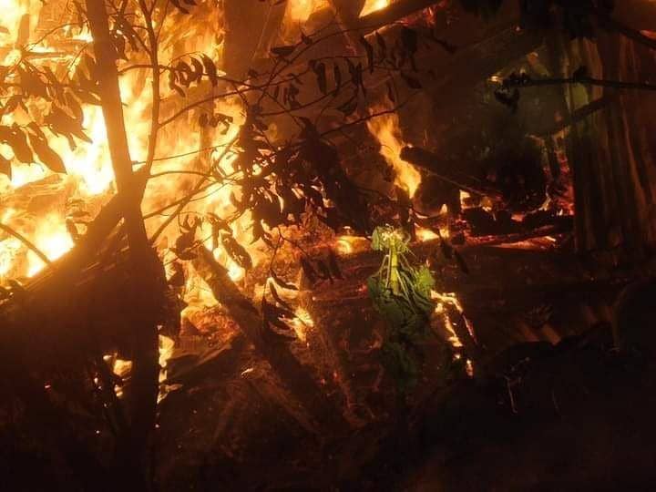 Kobaran api saat membakar rumah dan korban.( Sumber/Facebook)