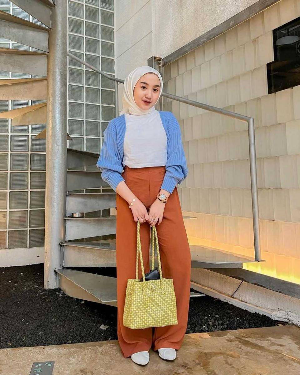 Potret OOTD tabrak warna (instagram.com/thafanyads)