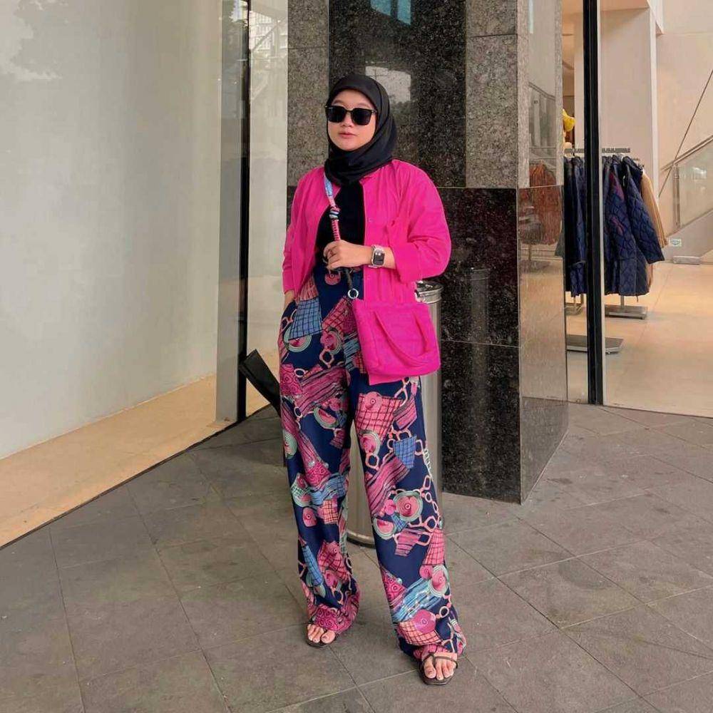 Potret OOTD tabrak warna (instagram.com/astrisyanti)