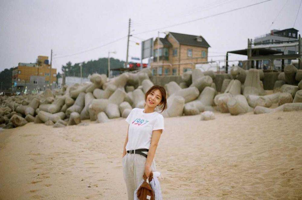 10 Potret OOTD Boyish ala Aktris Seol In Ah, Chic dan Kasual!