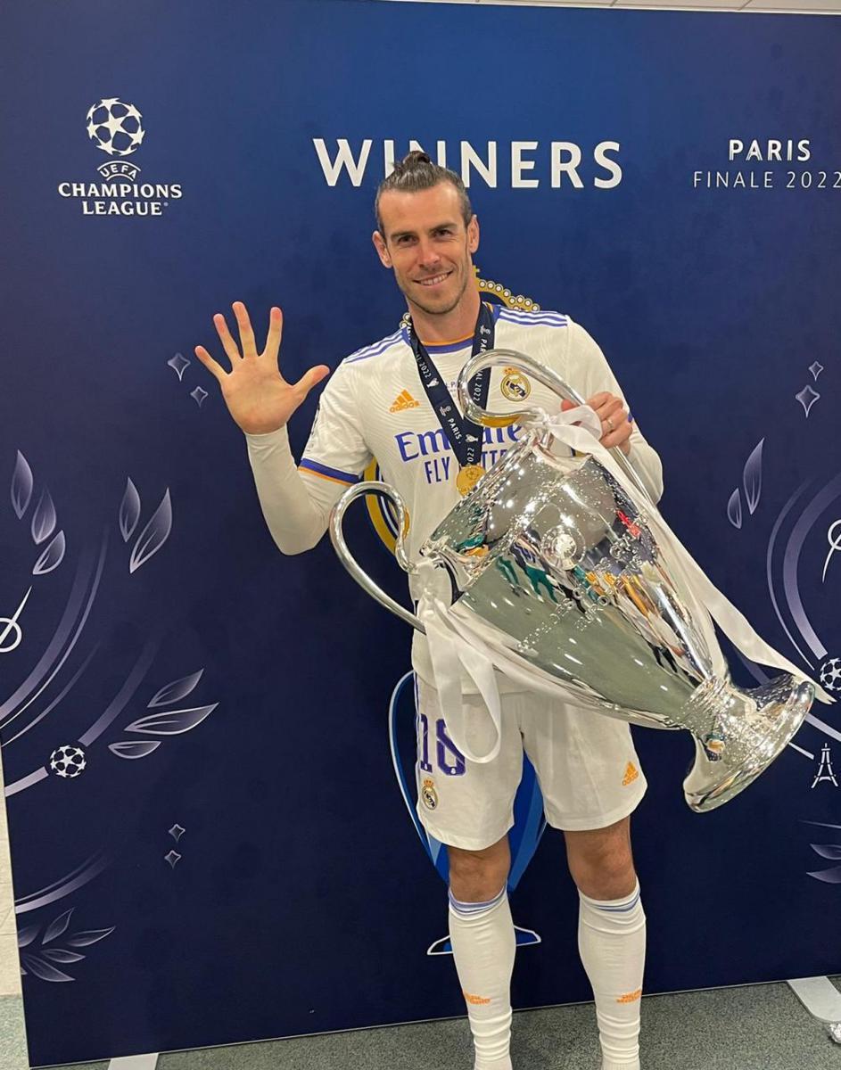 Gareth Bale memegang trofi Liga Champions (twitter.com/GarethBale11)