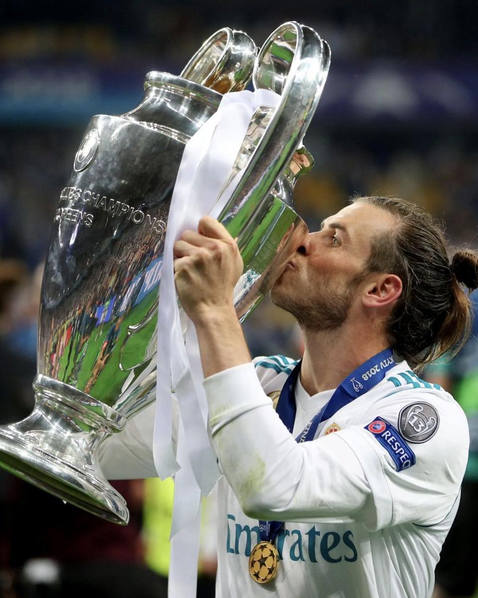Gareth Bale mencium trofi Liga Champions (twitter.com/GarethBale11)