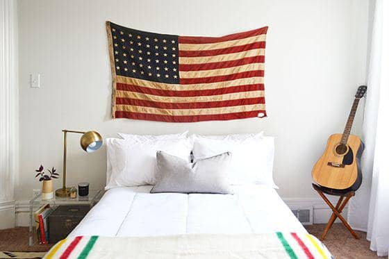 ilustrasi bendera di atas tempat tidur (designcrushblog.com)