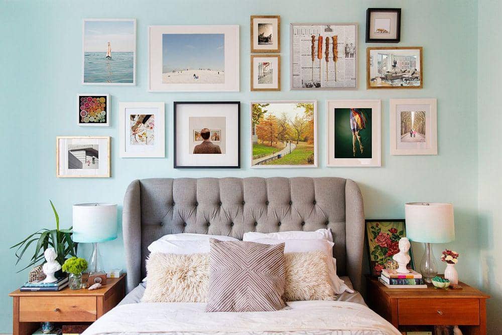 ilustrasi galeri di atas tempat tidur (decoist.com)