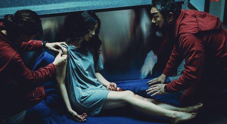 Tim Money Heist menyelamatkan sandera, Yoon Mi Seon yang tertembak (instagram.com/netflixkr)