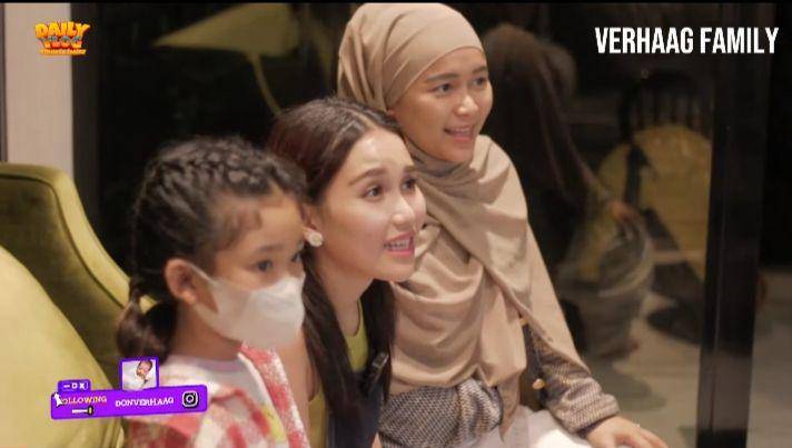 potret Ayu Ting Ting jenguk baby Don (youtube.com/Jessica Iskandar)