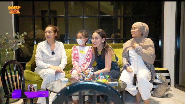 potret Ayu Ting Ting jenguk baby Don (youtube.com/Jessica Iskandar)