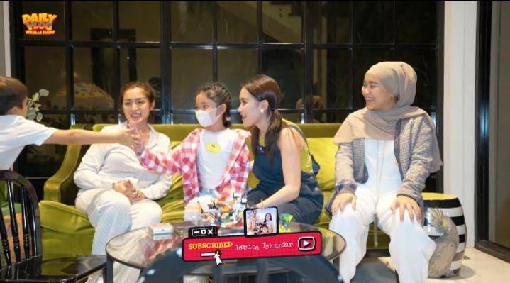 potret Ayu Ting Ting jenguk baby Don (youtube.com/Jessica Iskandar)