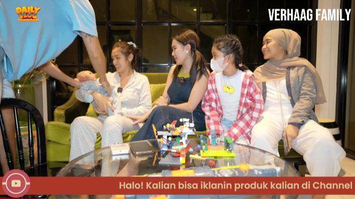 potret Ayu Ting Ting jenguk baby Don (youtube.com/Jessica Iskandar)
