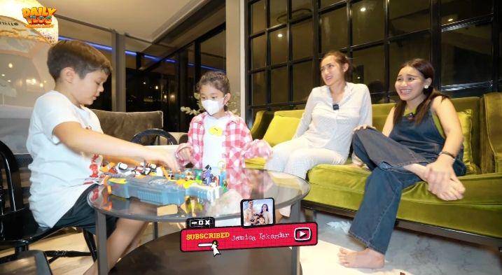 potret Ayu Ting Ting jenguk baby Don (youtube.com/Jessica Iskandar)