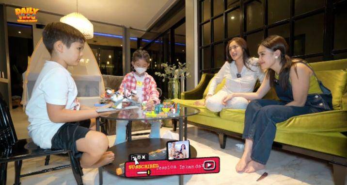 potret Ayu Ting Ting jenguk baby Don (youtube.com/Jessica Iskandar)