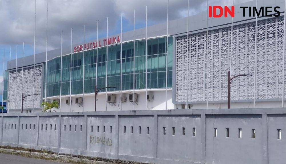 Gor futsal yang dulunya digunakan untuk penyelenggaraan PON XX Papua kini tidak ada aktifitas, namun tetap dijaga oleh pengelola Ricky Lodar/ IDN Times