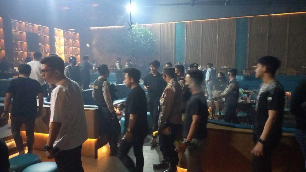 Polisi Bubarkan Pengunjung Holywings di Palembang Tadi Malam