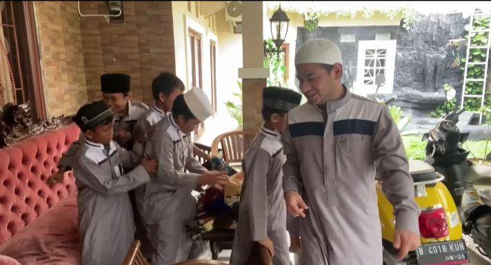 potret Fadil Jaidi bareng geng bocil (youtube.com/fadiljaidi)