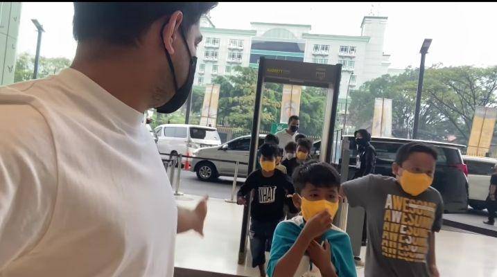 potret Fadil Jaidi bareng geng bocil (youtube.com/fadiljaidi)