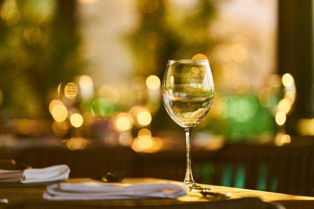 ilustrasi chardonnay glass (pexels.com/Angun Ekyurt)
