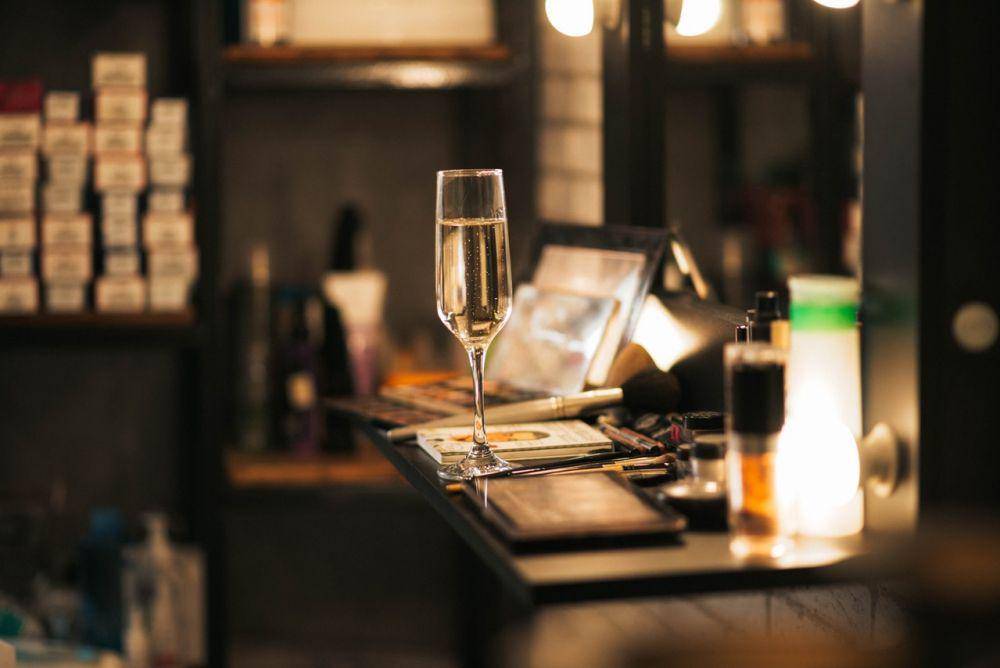 ilustrasi champagne flute (pexels.com/Galina Yarovaya)