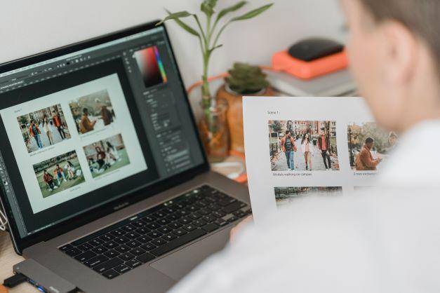 ilustrasi orang sedang edit foto (pexels.com/George Milton)