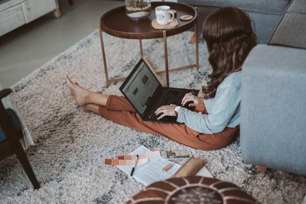 ilustrasi freelancer (pexels.com/Taryn Elliott)
