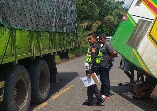 Polisi sedang mencari penyebab kecelakaan.