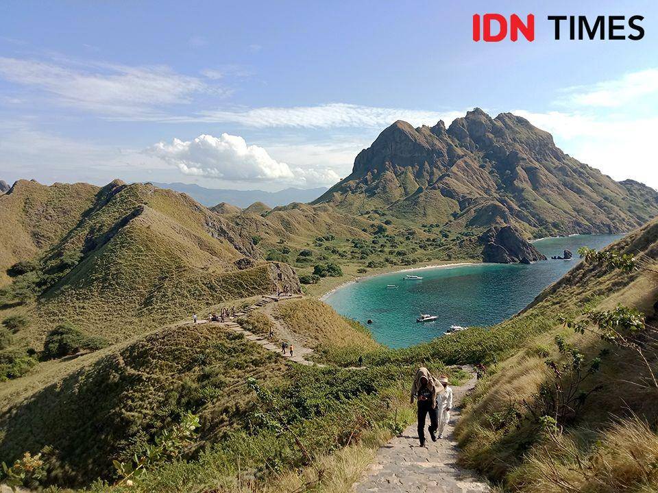 Anak tangga menuju puncak Pulau Padar di Taman Nasional Komodo, Nusa Tenggara Timur (NTT), 14 Juni 2022. IDN Times/Irwan Idris