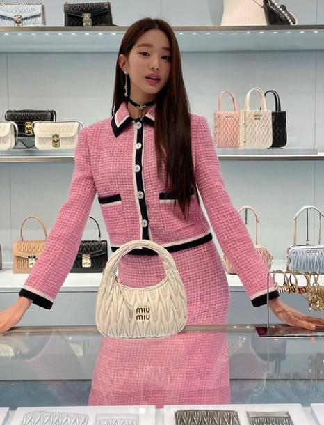 Wonyoung IVE (https://www.instagram.com/for_everyoung10/)