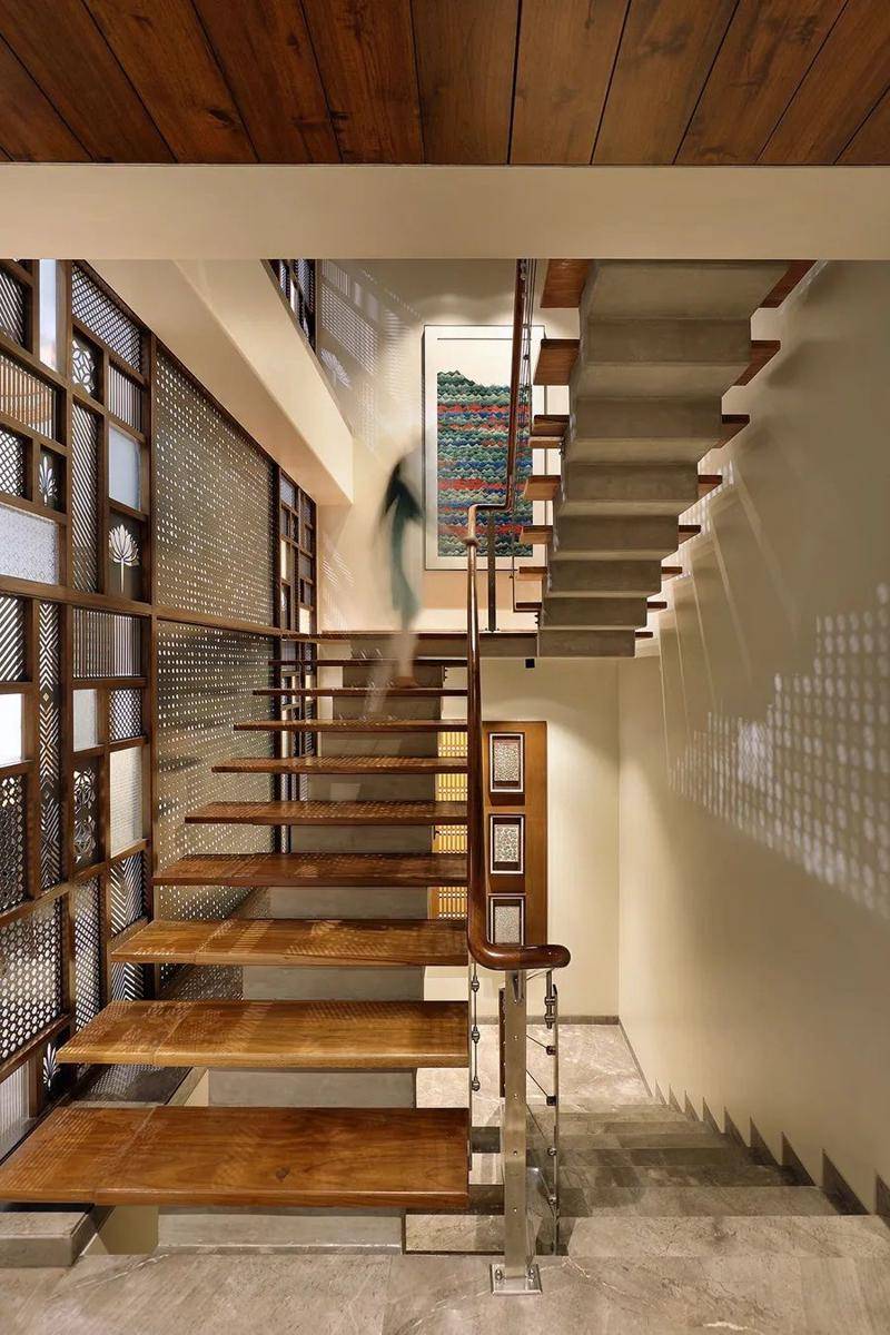 inspirasi dekorasi lampung gantung di ruang makan (architecturaldigest.in)