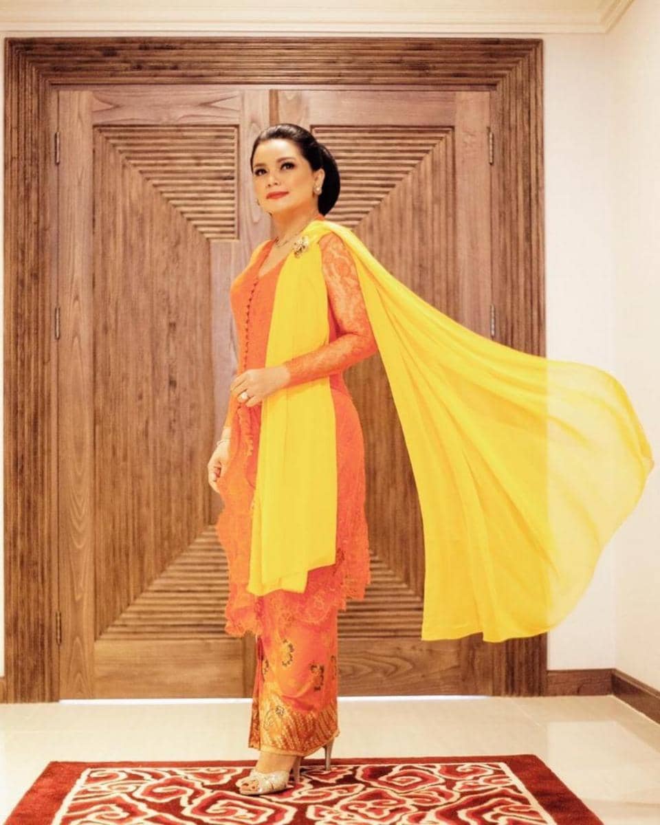 inspirasi kebaya kondangan bergaya formal (instagram.com/yanti.airlangga)