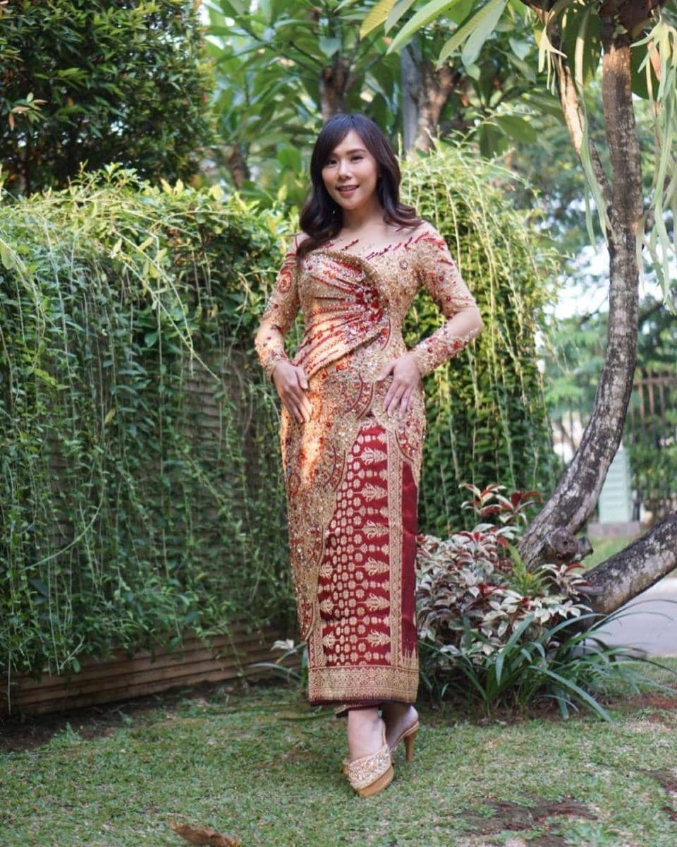 inspirasi kebaya kondangan bergaya formal (instagram.com/cherly7uno)