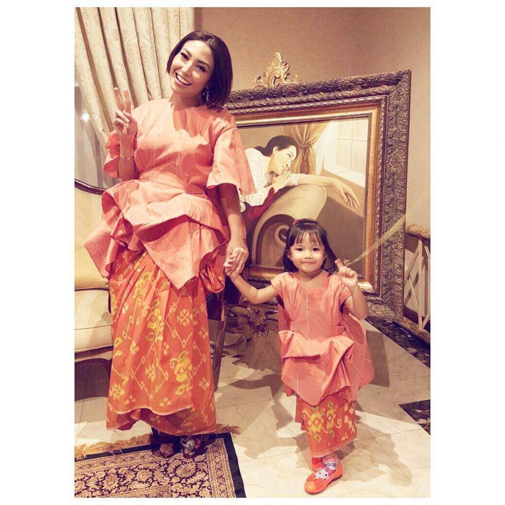 inspirasi gaya kondangan ibu dan anak dengan baju adat (instagram.com/mrsayudewi)