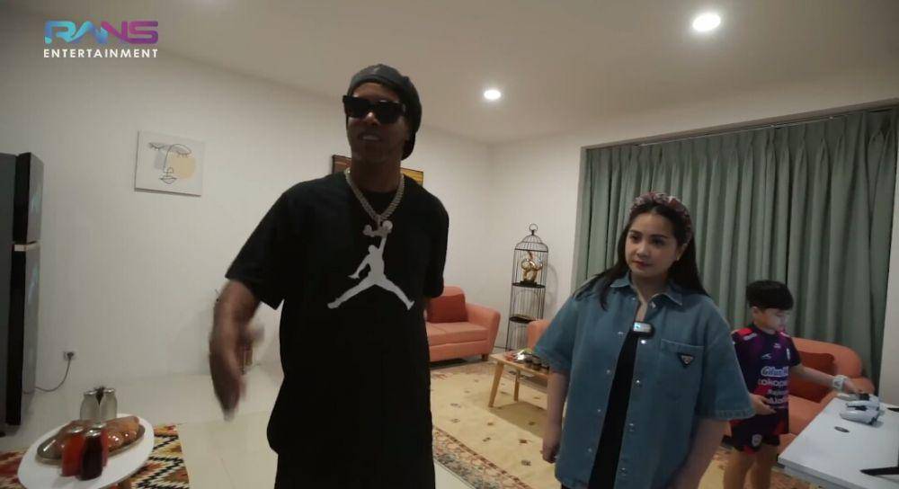 potret Keluarga Raffi Ahmad bersama Ronaldinho (youtube.com/Rans Entertainment)