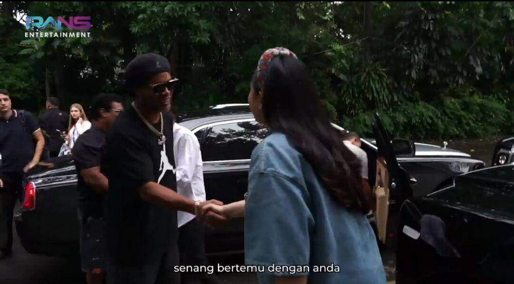 potret keluarga Raffi Ahmad bersama Ronaldinho (youtube.com/Rans Entertainment)