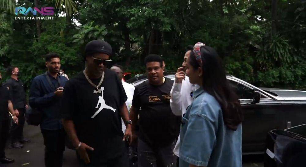 potret keluarga Raffi Ahmad bersama Ronaldinho (youtube.com/Rans Entertainment)
