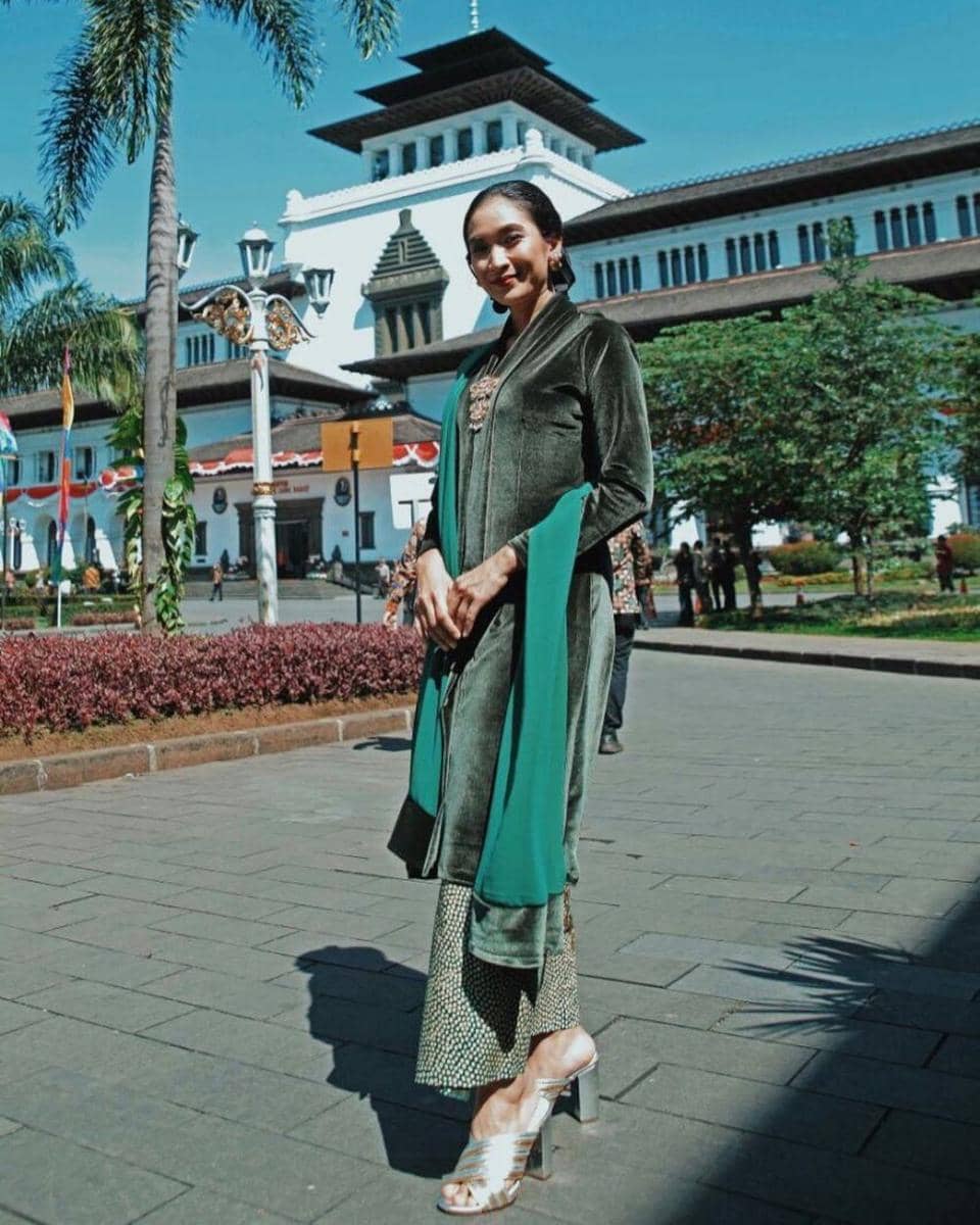 inspirasi kebaya kondangan bergaya formal (instagram.com/happysalma)
