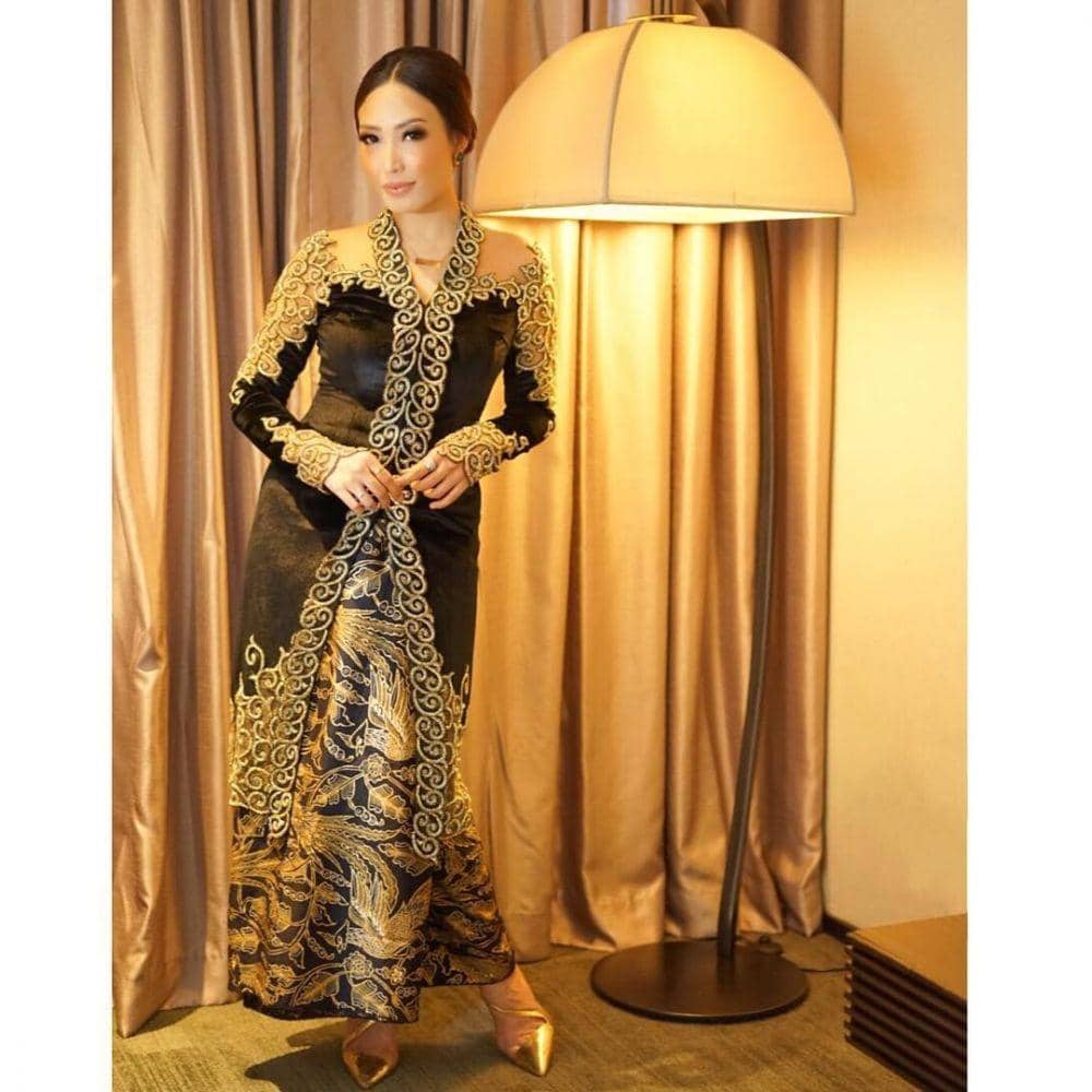 inspirasi kebaya kondangan bergaya formal (instagram.com/mrsayudewi)