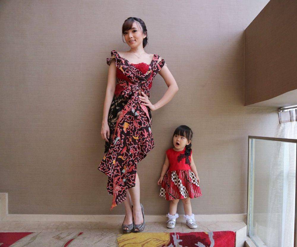 inspirasi gaya kondangan ibu dan anak dengan baju adat (instagram.com/margareth_angelina)